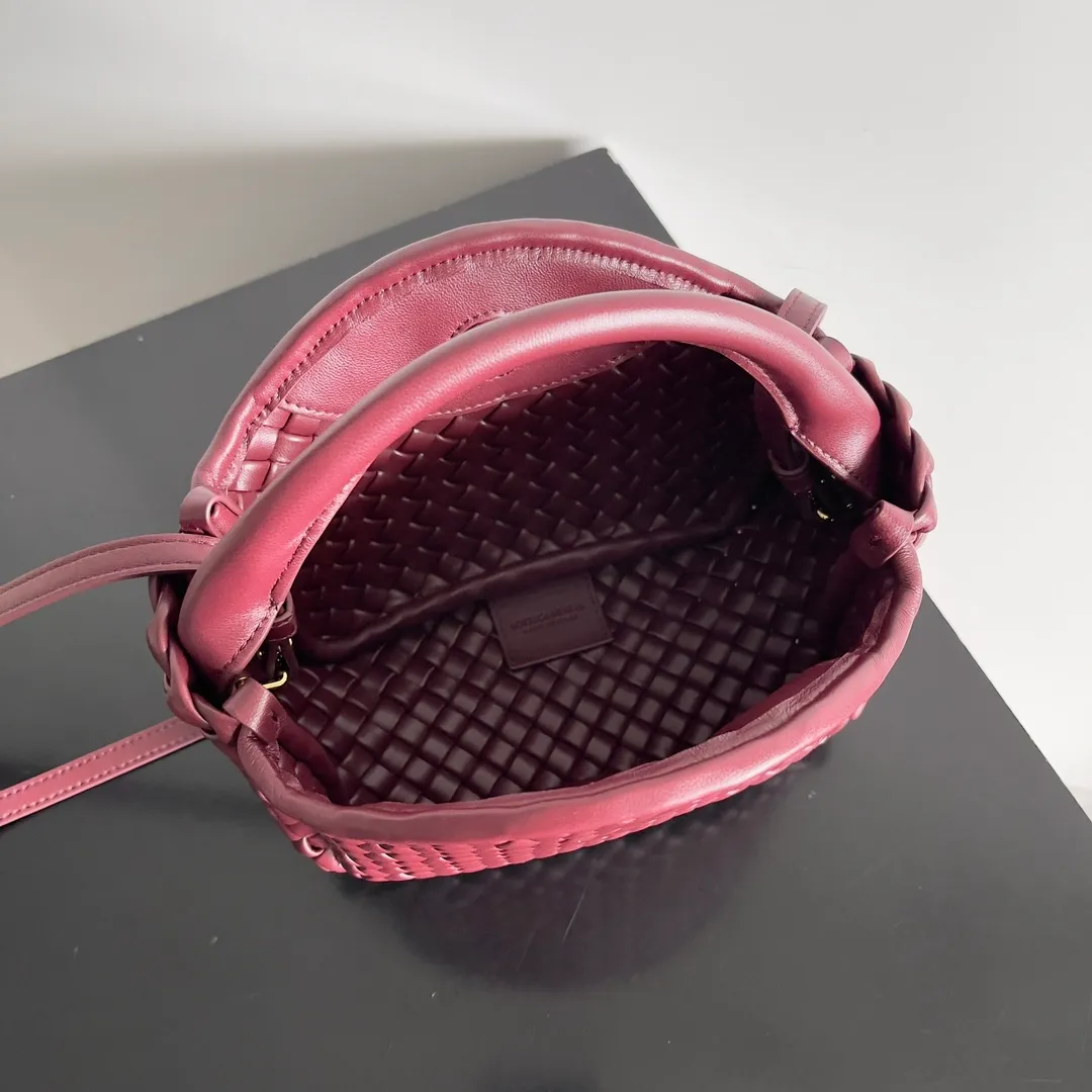 Batch 1760 BOTTEGA VENETA's new mini COBBLE bag. This season's mini Cobble series brings a new style of handbag. The body of the bag resembles the shape of a "Yuanbao", giving you good luck throughout autumn and winter! This Yuanbao bag is made of three pieces of quilted cotton and has an unlined body, showing its quiet power. The bag is carefully designed to create a three-dimensional look. The joints and edges are decorated with lambskin strips to create a sense of simplicity. The handbag is not lined, so you can directly appreciate the consistent lambskin on the outside and inside. It is beautiful both inside and outside. The top handle of this handbag is made of leather-wrapped rope and is quite sturdy. The detachable shoulder strap is secured by a leather buckle inside the bag. Can be carried by hand, carried on the shoulder or cross-body, very easy to match! Style number: 805739 Size: 23*11*8cm